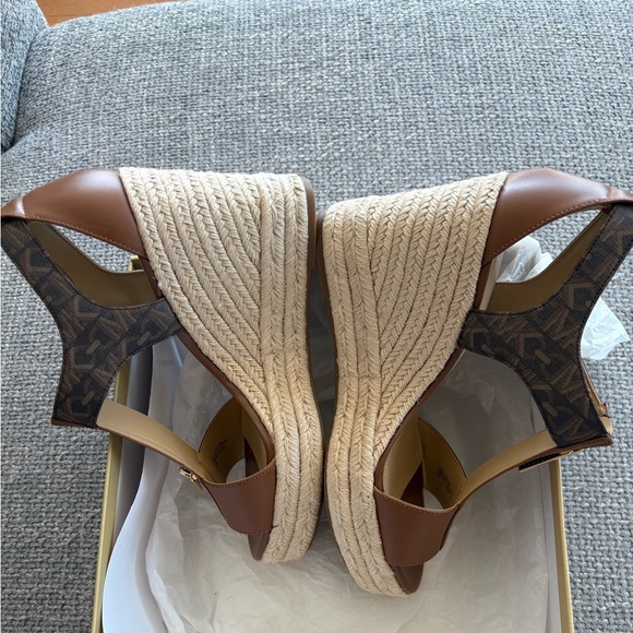 Michael Kors Berkley Mid Wedge Leather Sandals – Size 8.5M - Picture 4 of 12